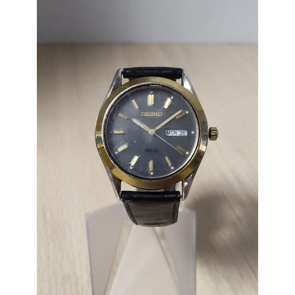 Seiko Solar Watch  Men's Day/Date Silver Tone Quartz Movement V158-0AB0 A4